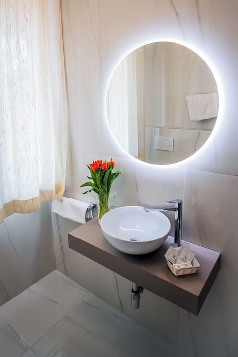 Superior Double Room | Bathroom | Shower, free toiletries, hair dryer, bidet