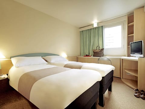 Premium bedding, desk, soundproofing, free WiFi