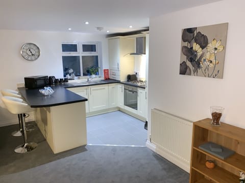 Comfort Apartment, Multiple Beds, 2 Bathrooms, Courtyard View | Private kitchen | Full-size fridge, microwave, oven, stovetop