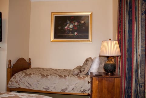 Deluxe Suite, 1 Bedroom, Non Smoking (Mudgee Deluxe Suite) | Hypo-allergenic bedding, iron/ironing board, WiFi, bed sheets