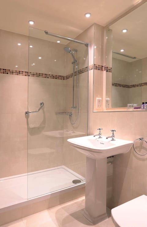 Combined shower/tub, free toiletries, hair dryer, towels