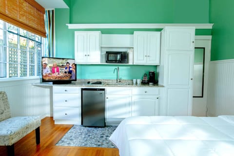 Comfort Room, 1 Queen Bed, Private Bathroom | Private kitchen | Fridge, microwave, coffee/tea maker, paper towels