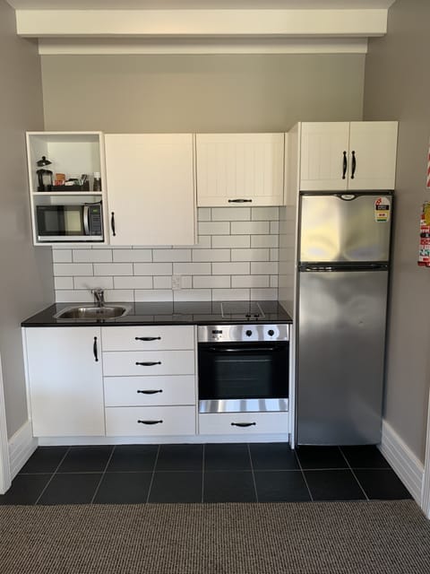 Large Studio Apartment | Private kitchen | Fridge, stovetop, toaster, cookware/dishes/utensils