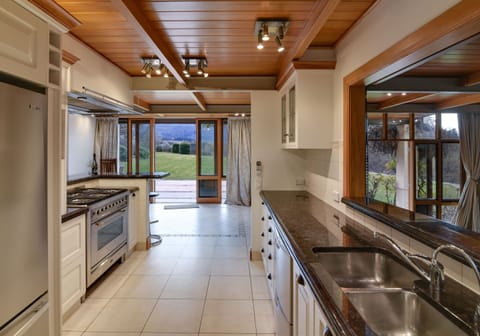 Deluxe House | Private kitchen | Fridge, stovetop, toaster, cookware/dishes/utensils