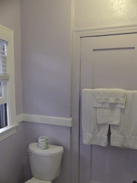 Standard Room, 1 Double Bed | Bathroom | Combined shower/tub, hair dryer, towels