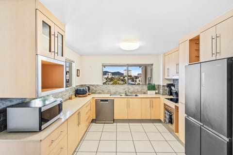 Apartment, 3 Bedrooms | Private kitchen | Full-size fridge, microwave, oven, stovetop