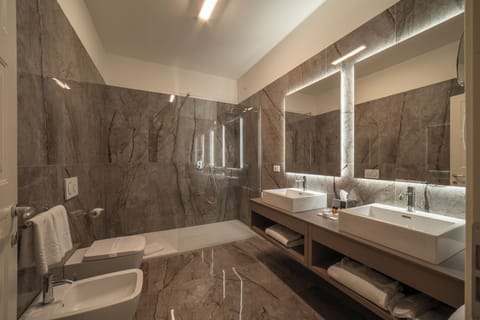 Junior Suite (SPA Access) | Bathroom | Free toiletries, hair dryer, bidet, towels