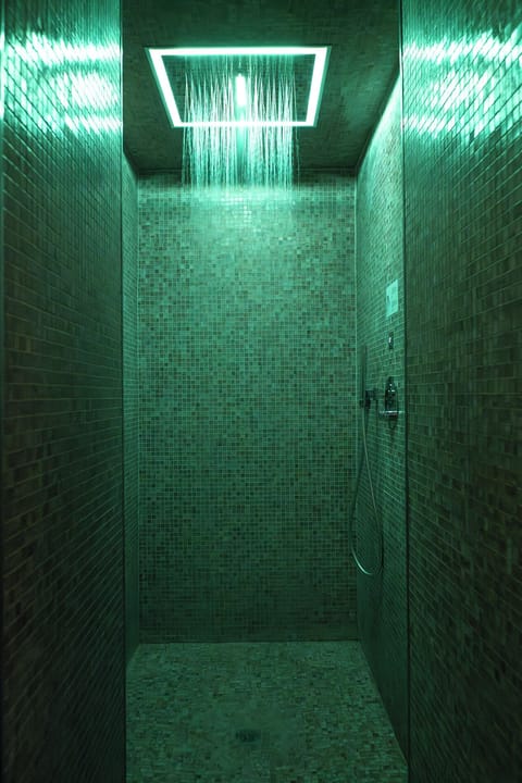 Couples treatment rooms, sauna, hot tub, Turkish bath, body treatments