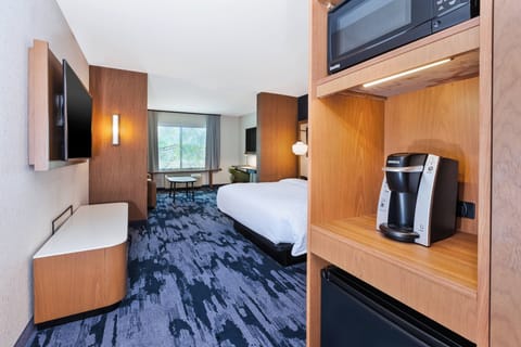 Desk, laptop workspace, iron/ironing board, free WiFi