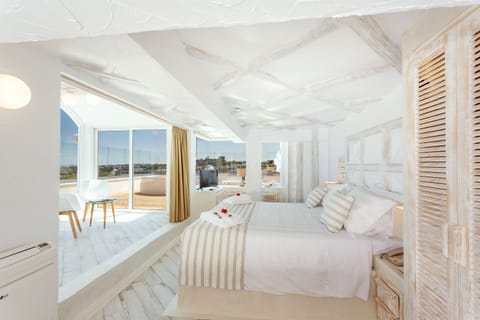 Deluxe Suite, 1 King Bed, Sea View, Executive Level | Premium bedding, free minibar, in-room safe, individually decorated