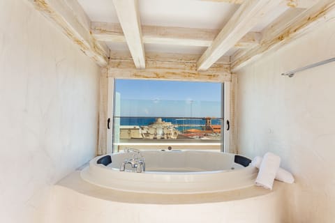 Deluxe Suite, 1 King Bed, Sea View, Executive Level | Bathroom | Free toiletries, hair dryer, towels