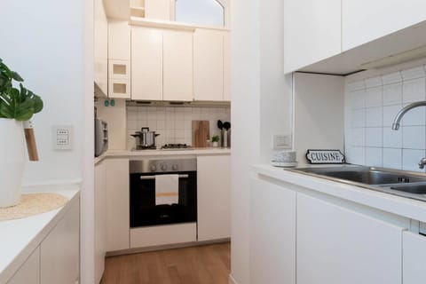 Apartment, 2 Bedrooms | Private kitchen | Fridge, microwave, oven, stovetop