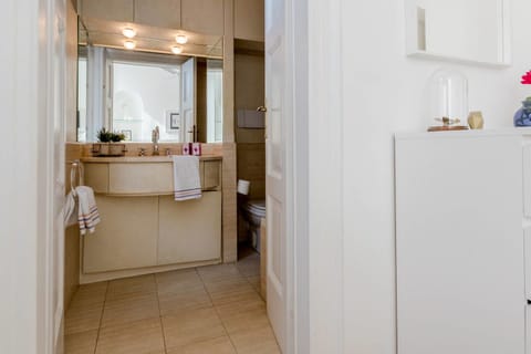 Apartment, 2 Bedrooms | Bathroom | Combined shower/tub, bidet, towels, shampoo