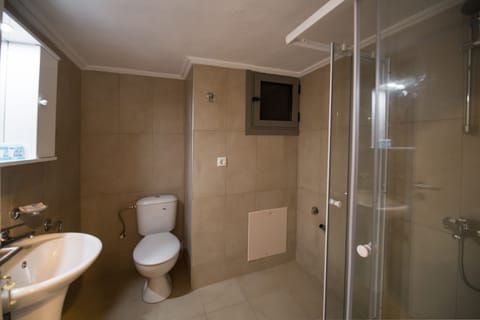 Suite (2 Adults) | Bathroom | Deep soaking tub, rainfall showerhead, free toiletries, hair dryer