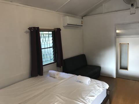 Bungalow, 1 Queen Bed, Non Smoking | Desk, free WiFi, bed sheets