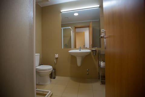 Twin Room, River View | Bathroom | Shower, rainfall showerhead, hair dryer, towels