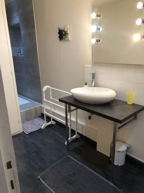 Classic Room (Les Jonquilles) | Bathroom | Shower, free toiletries, hair dryer, towels