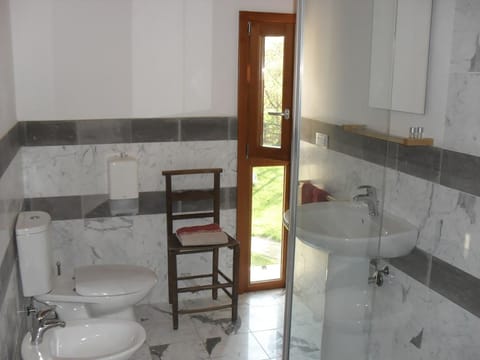 Comfort Room, Non Smoking, Garden View | Bathroom | Shower, free toiletries, hair dryer, bidet