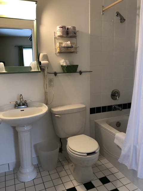 Double Room | Bathroom | Combined shower/tub, rainfall showerhead, hair dryer, towels