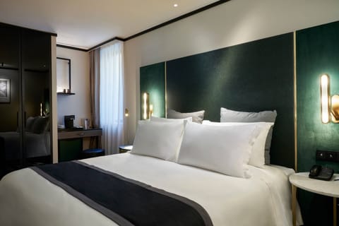 Room, 1 King Bed, Non Smoking | Premium bedding, minibar, in-room safe, desk