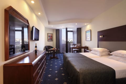 Deluxe Twin Room | In-room safe, desk, laptop workspace, blackout drapes