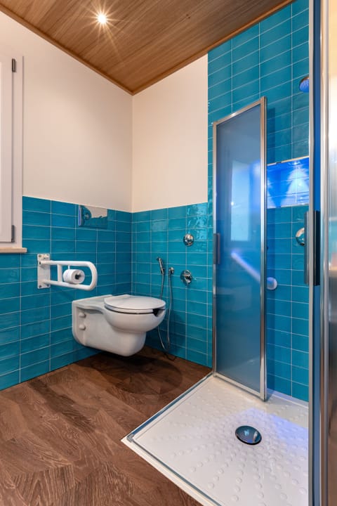 Superior Room, Accessible | Bathroom | Shower, hair dryer, bidet, towels