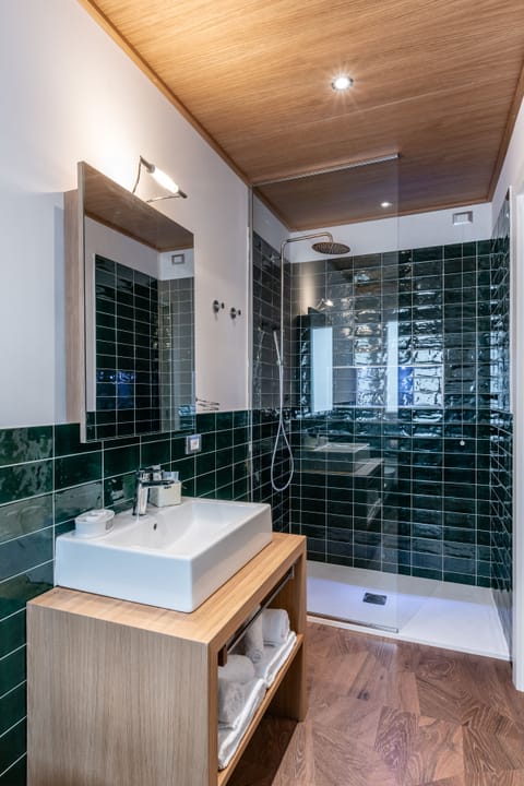 Junior Suite | Bathroom | Shower, hair dryer, bidet, towels