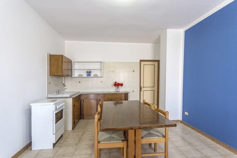 Apartment, 1 Bedroom | Private kitchen | Fridge, oven, stovetop, cookware/dishes/utensils