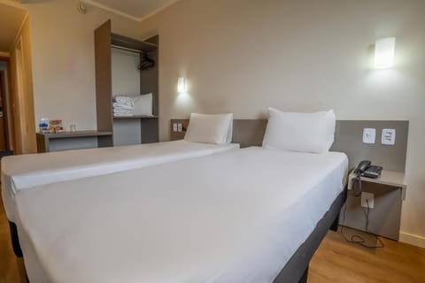 Standard Single Room | Minibar, laptop workspace, free WiFi, bed sheets