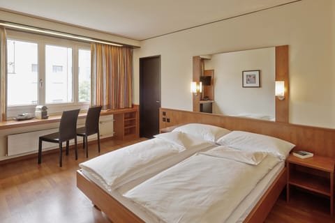 Hypo-allergenic bedding, minibar, in-room safe, desk