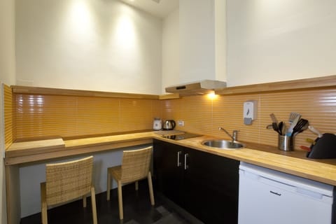 Deluxe Studio | Private kitchenette | Fridge, stovetop, espresso maker, coffee/tea maker