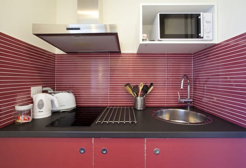 Deluxe Studio, Balcony | Private kitchenette | Fridge, stovetop, espresso maker, coffee/tea maker