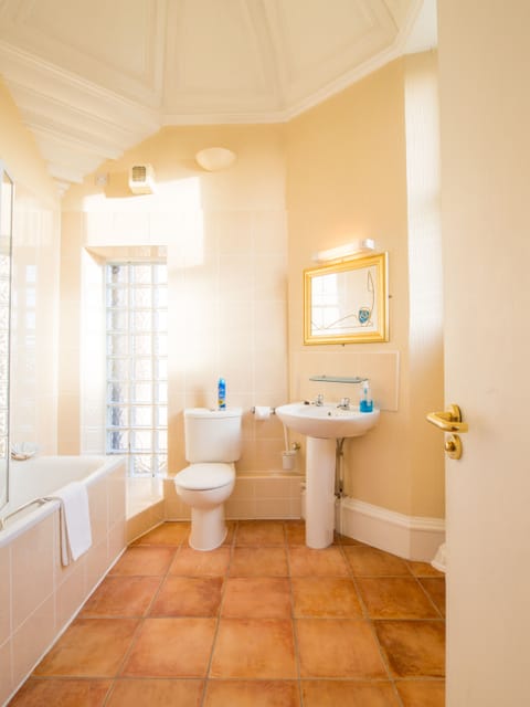 Quadruple Room | Bathroom | Free toiletries, hair dryer, towels