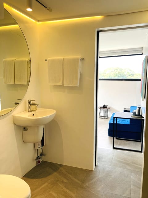 Studio Suite | Bathroom | Shower, rainfall showerhead, bidet, towels