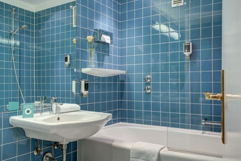 Standard Double Room | Bathroom | Shower, free toiletries, hair dryer, towels