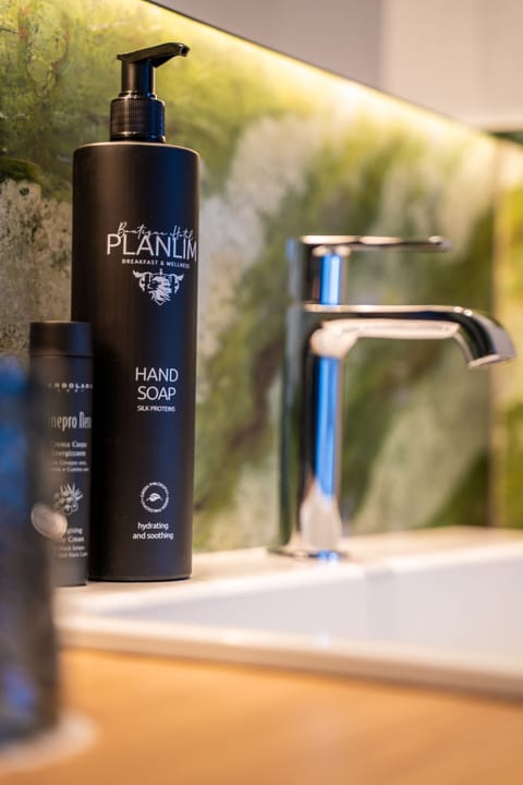 Shower, rainfall showerhead, free toiletries, hair dryer