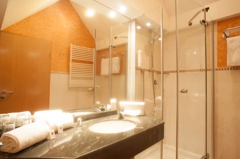 Single Room | Bathroom | Shower, free toiletries, hair dryer, towels