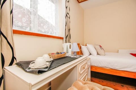 Twin Room | Soundproofing, iron/ironing board, free WiFi, bed sheets