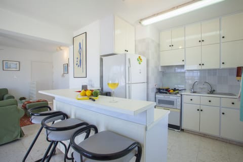 Apartment, 2 Bedrooms, 2 Bathrooms | Private kitchen | Fridge, microwave, oven, stovetop