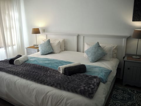 Deluxe Double Room | 1 bedroom, premium bedding, minibar, in-room safe