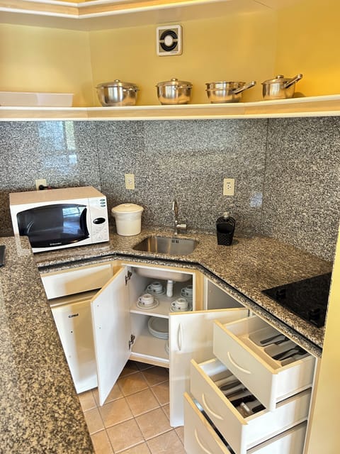 Apartamento, 1 dormitorio (Frente Hotel) | Private kitchen | Microwave, stovetop, cookware/dishes/utensils