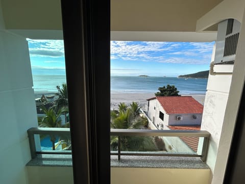 Apartment, 2 Bedrooms (Frente Mar) | In-room safe, desk, free WiFi