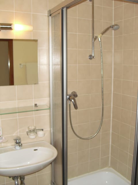 Single Room (1) | Bathroom | Shower