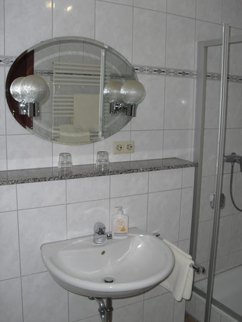 Basic Apartment (Zimmer 6) | Bathroom | Shower