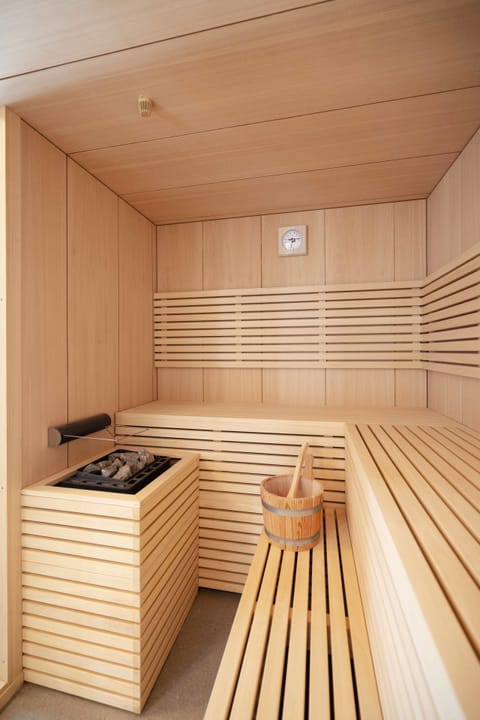 Sauna, hot tub, steam room, 1 treatment room, massages