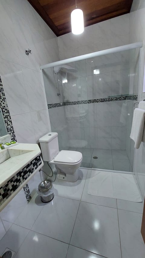 Deluxe Room, 1 King Bed, Non Smoking, Garden View | Bathroom | Shower, rainfall showerhead, free toiletries, hair dryer