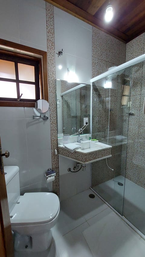 Economy Room | Bathroom | Shower, rainfall showerhead, free toiletries, hair dryer