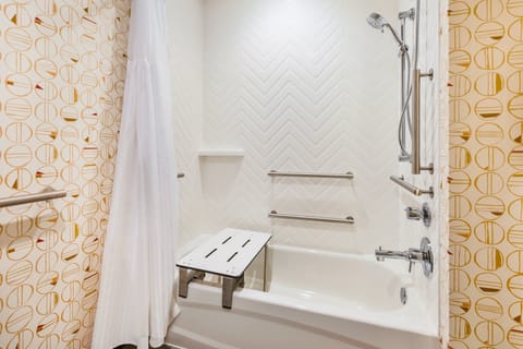 Combined shower/tub, towels