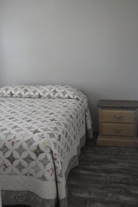 Deluxe Cabin, 2 Queen Beds | Free WiFi, bed sheets