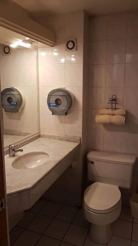 Combined shower/tub, jetted tub, rainfall showerhead, free toiletries